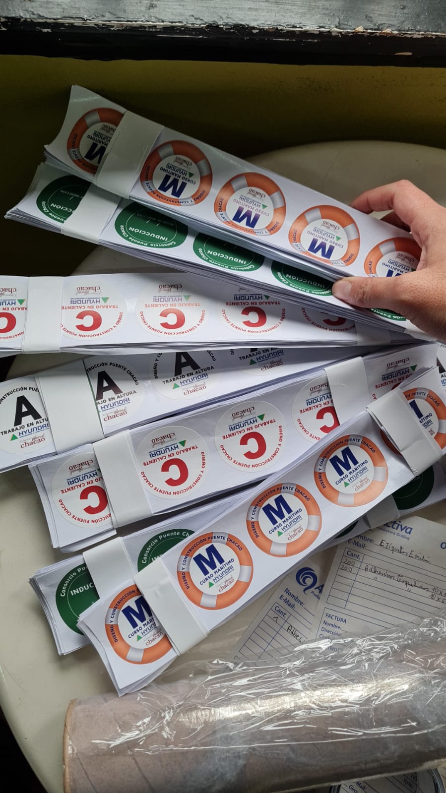 Etiquetas adhesivas troqueladas producidas por Activa