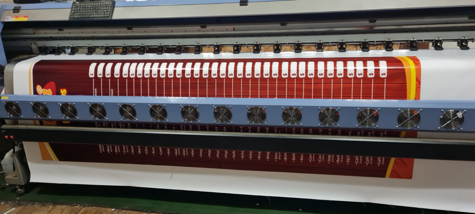 Plotter de gran formato imprimiendo un lienzo publicitario en el taller de Activa