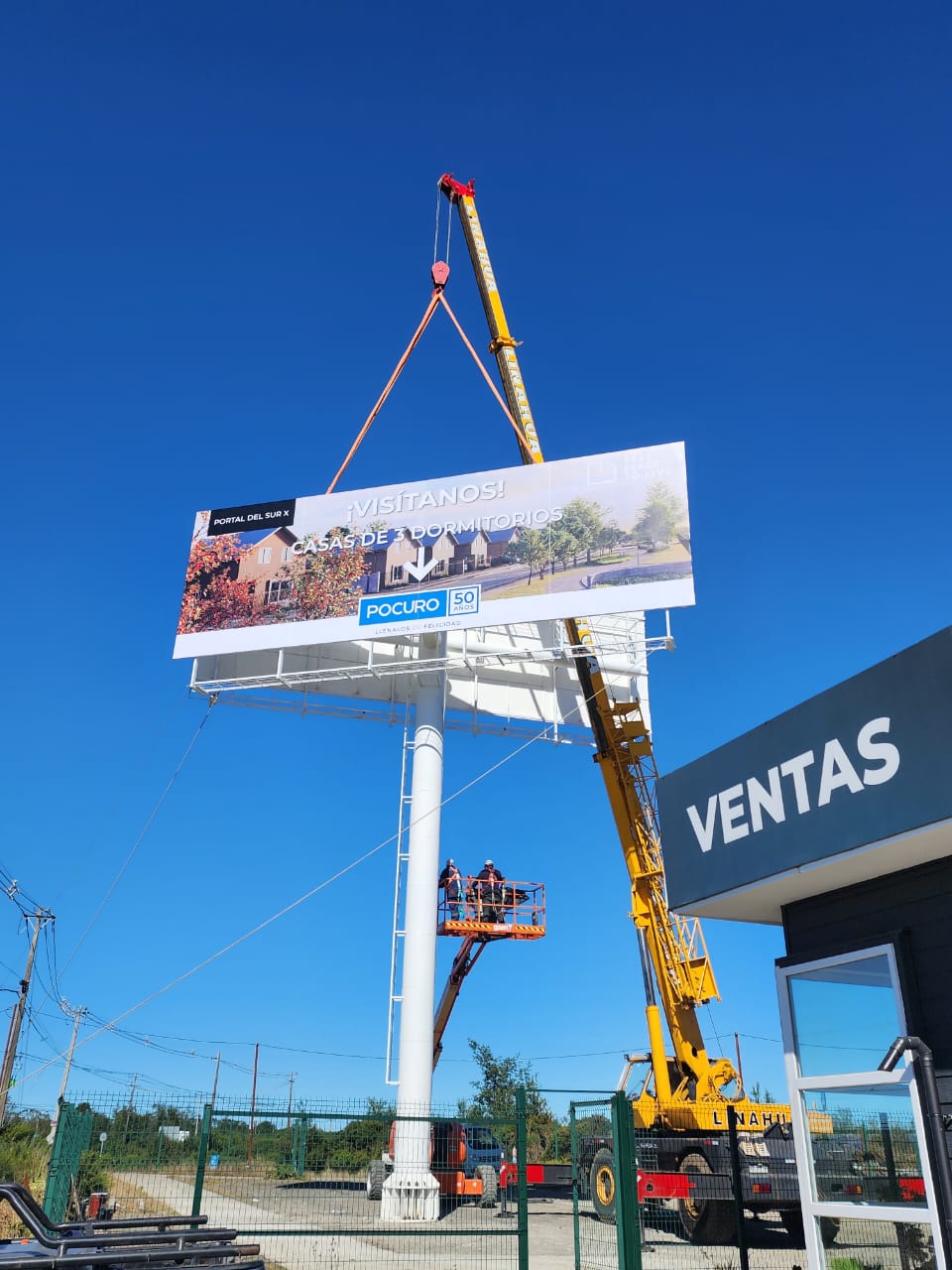 Instalación de letrero publicitario monumental en altura con grúa