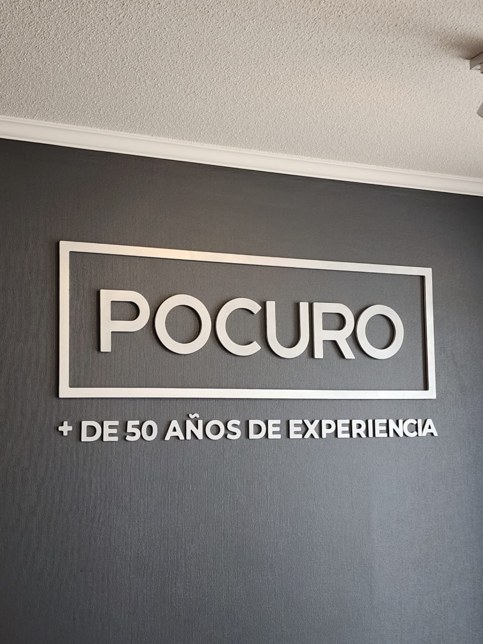 Letras corpóreas cortadas en CNC para el proyecto POCURO
