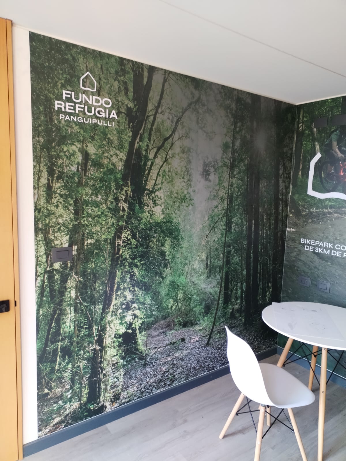 Mural fotográfico de gran formato instalado por Activa en Fundo Refugia, Panguipulli